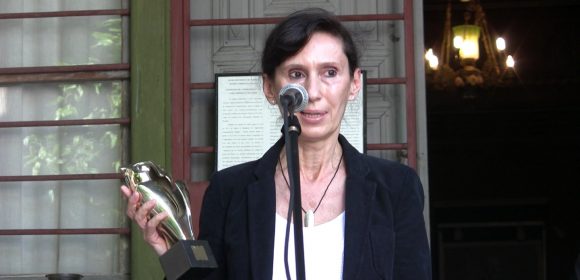 Основателката на проекта Дениз Герганова получава наградата
